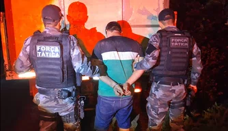 PM apreende mais de 120 kg de maconha e prende suspeito em rodovia