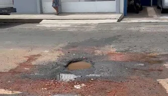 Buraco com vazamento de água na Avenida São Raimundo na Piçarra
