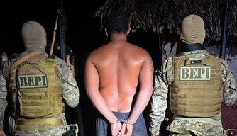 Homem é preso com 200 porções de drogas e arma de fogo em Água Branca