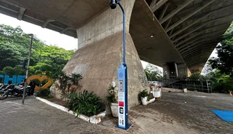 Totem instalado na Ponte Estaiada