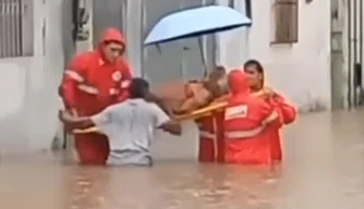 Idosa de 97 anos é resgatada por bombeiros após casa ser invadida pela água em Floriano