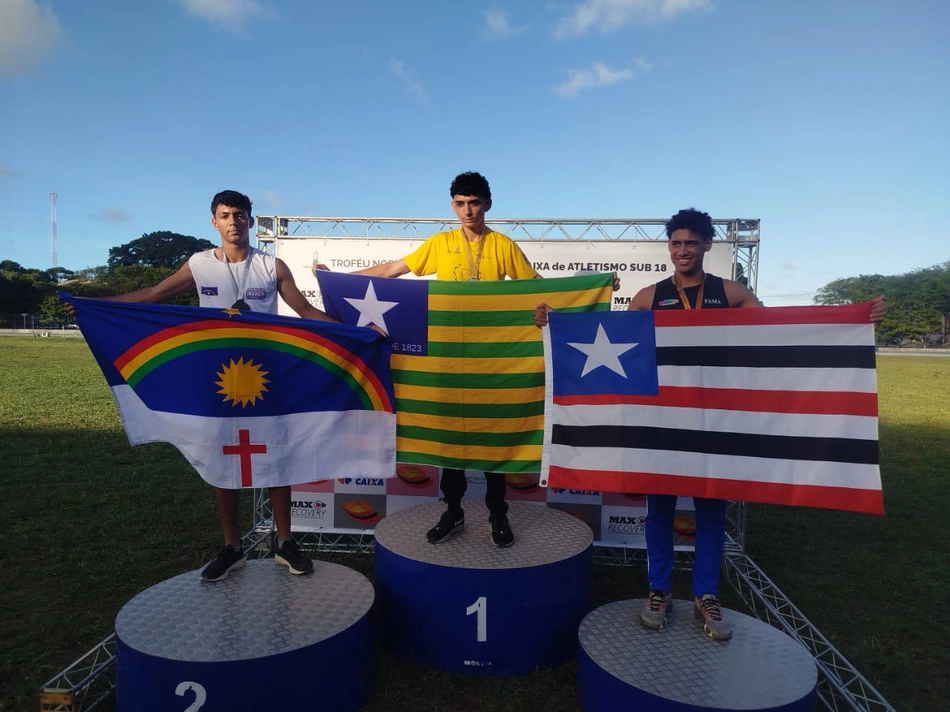 Estudante Guilherme Medeiros dos Santos no pódio