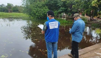 Coleta amostras da água do Riacho Esfolado, em Bertolínia