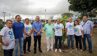 Estamos fazendo duas formas de limpar a cidade, diz Silvio Mendes durante mutirão em bairro da Zona Leste