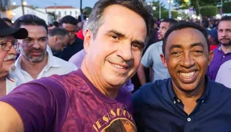 Ciro e Joel participam da Procissão do Bom Jesus dos Passos em Oeiras e são abraçados pela população