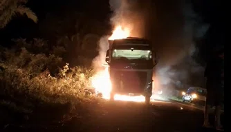 Carreta pega fogo
