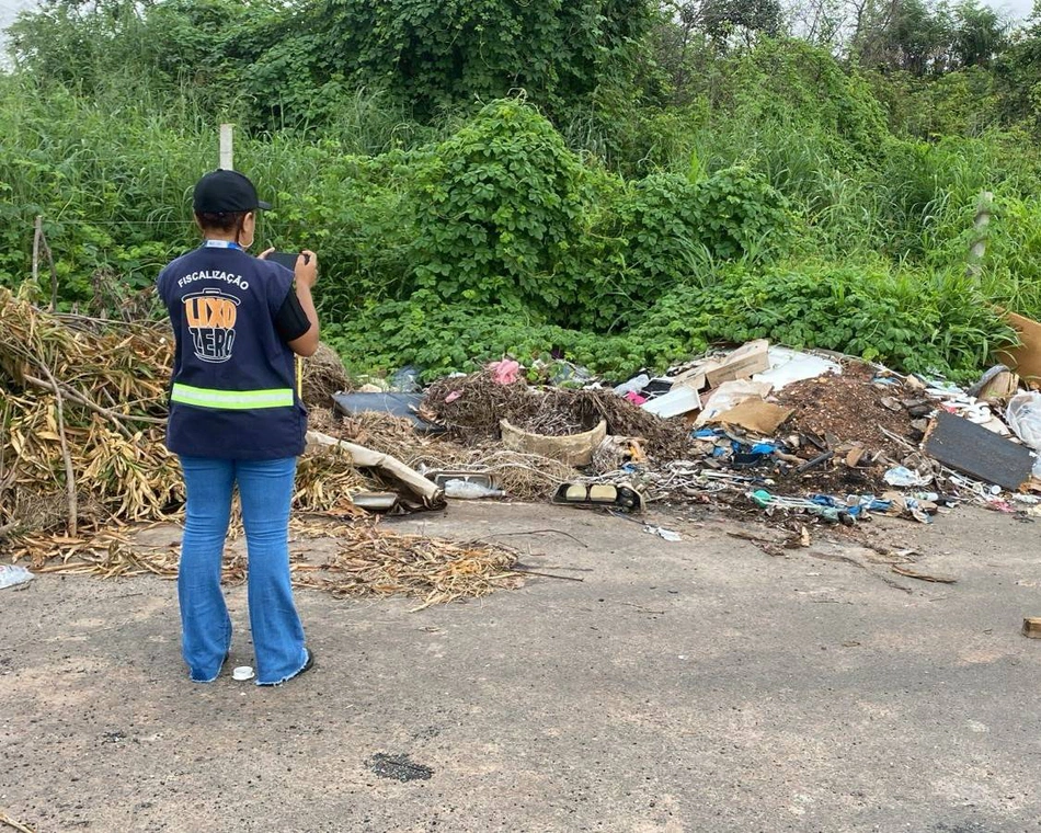 Descarte irregular de lixo em Teresina
