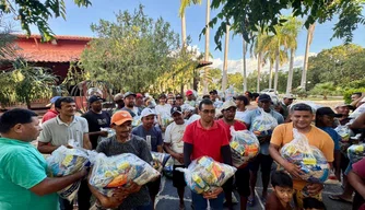 Profissionais da limpeza pública recebem cestas da Semana Santa