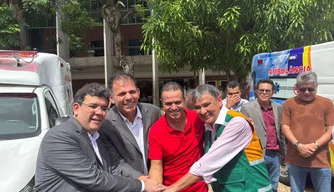 Entrega de 53 vans adaptadas para ampliação do atendimento social