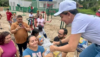 Entrega de cestas de alimentos em Esperantina