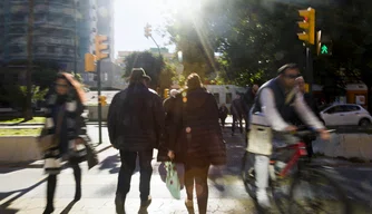 Pessoas andando na rua