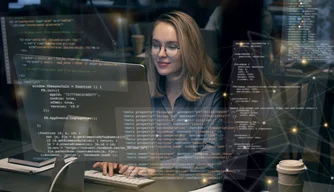 mulher no computador, programadora, programação
