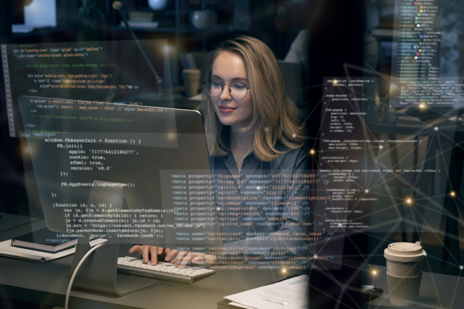 mulher no computador, programadora, programação