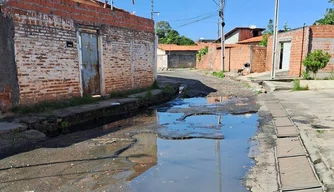 Moradores reclamam de asfalto destruído em rua na zona Norte de Teresina