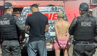 Casal é preso pela RONE com arma de fogo e mandado de prisão em aberto no Dirceu