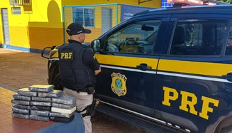 PRF apreende 18 kg de cloridrato de cocaína em um caminhão na BR-316 em Picos