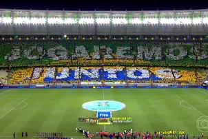 Torcida emociona com hino nacional à capela em jogo do Brasil