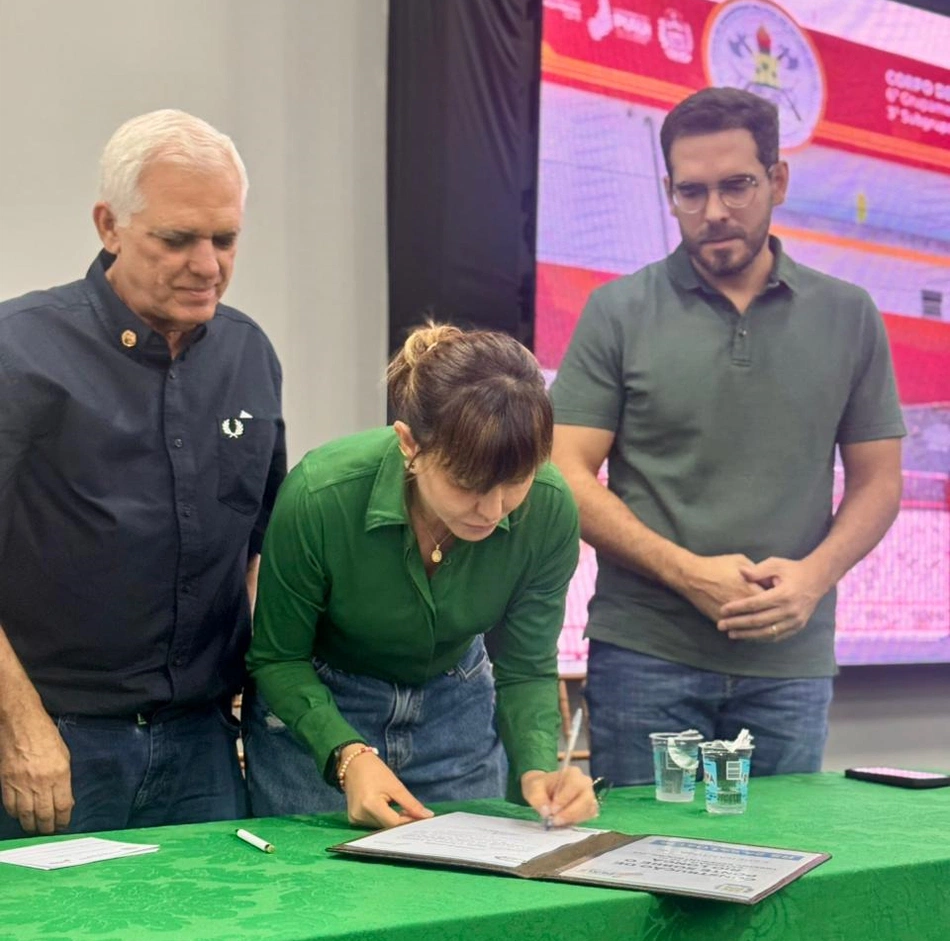 Ivanária Sampaio durante assinatura das ordens de serviço para obras estruturantes
