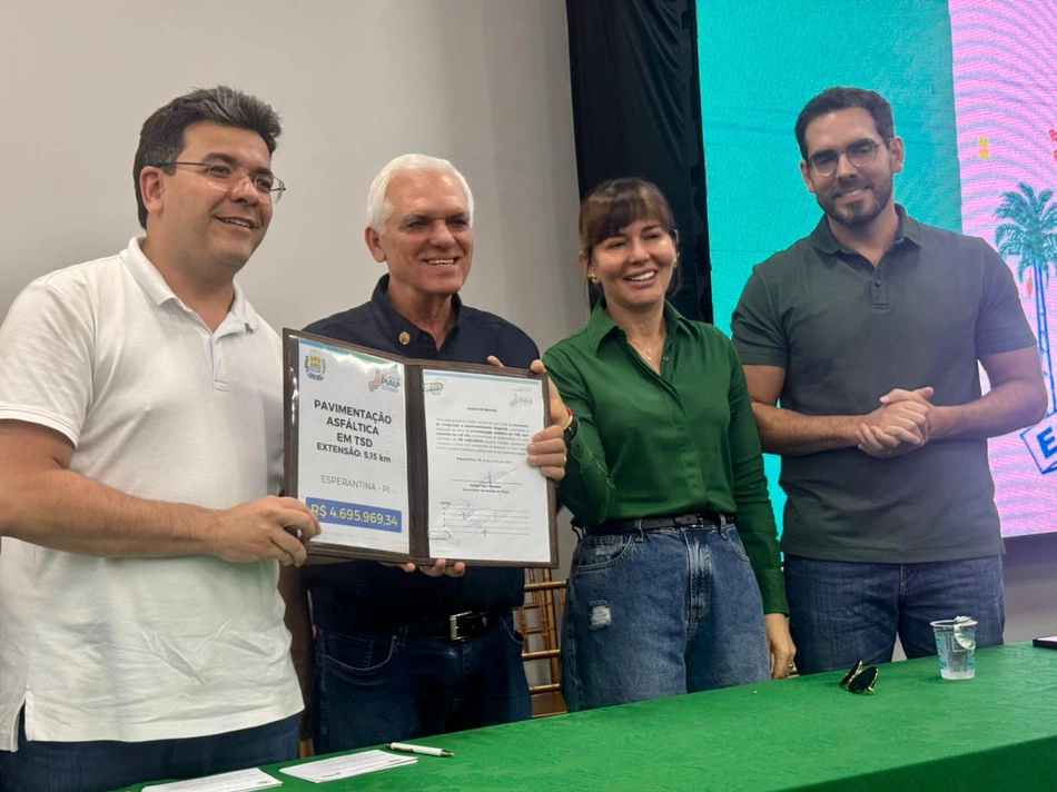 Rafael Fonteles assina ordens de serviço para obras estruturantes em Esperantina