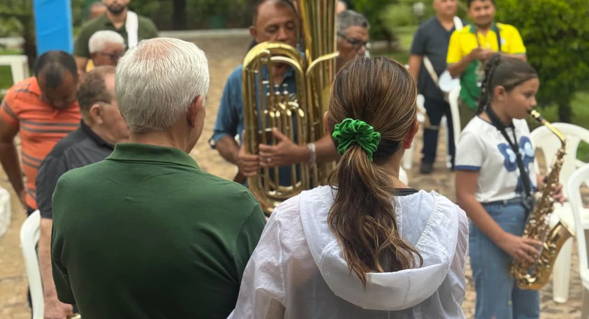 Banda Municipal Mestre Chico presta homenagem à prefeita Ivanária Sampaio em alusão ao seu aniversário