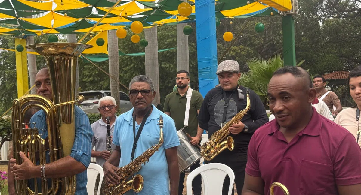 Banda Municipal Mestre Chico presta homenagem à prefeita Ivanária Sampaio em alusão ao seu aniversário