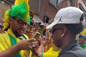 Seleção brasileira é recepcionada por multidão em véspera de jogo