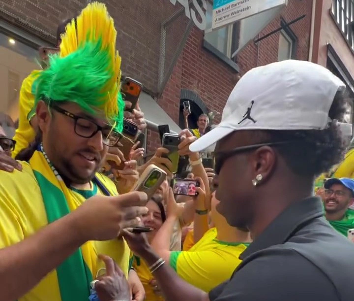Seleção brasileira é recepcionada por multidão em véspera de jogo na Filadélfia