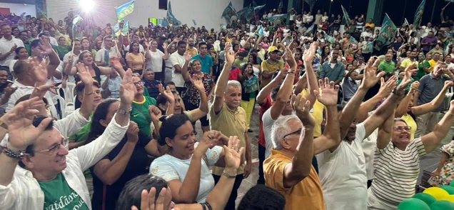 Ginásio fica lotado no lançamento das pré-candidaturas de Themistocles e Aurélio 