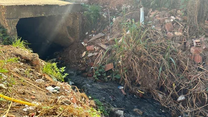 Moradores da Rua Andradina convivem com esgoto à céu aberto