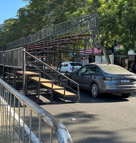 Carro colide contra estrutura montada na Avenida Marechal Castelo Branco