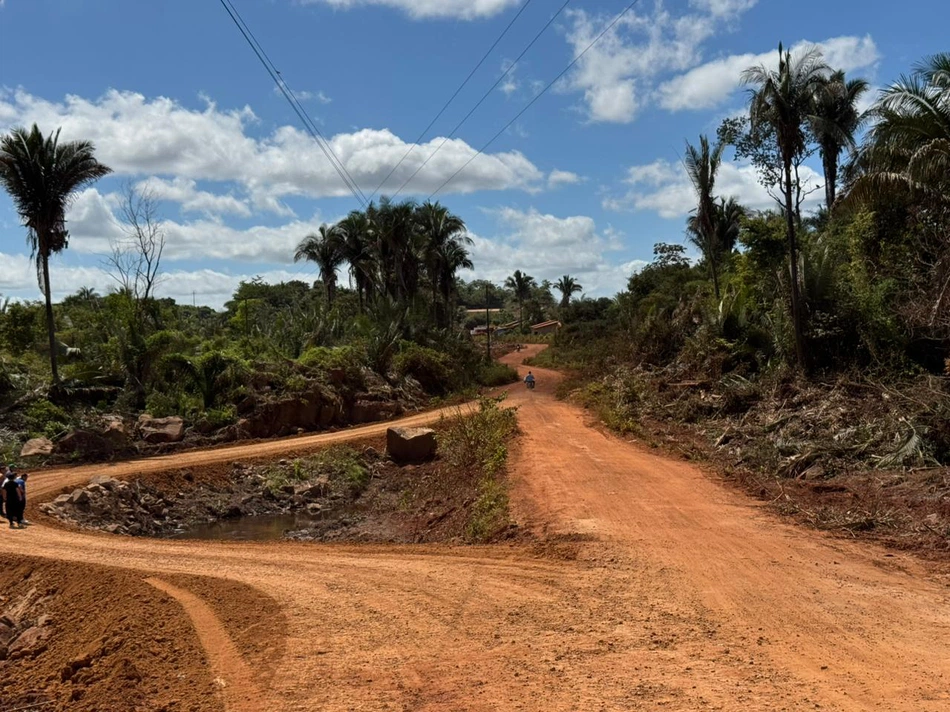 Ivanária Sampaio acompanha obras de asfaltamento da estrada de acesso ao Cemitério do Ciganinho Milagroso