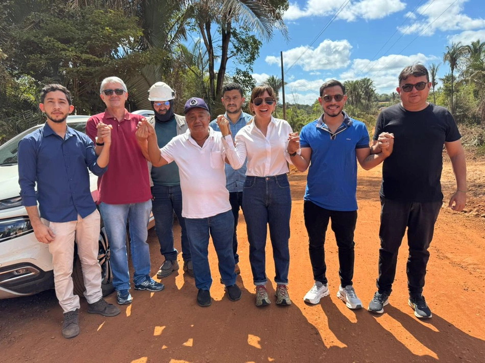 Ivanária Sampaio acompanha obras de asfaltamento da estrada de acesso ao Cemitério do Ciganinho Milagroso