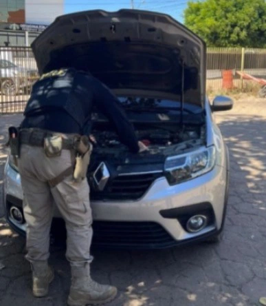 PRF recupera carro roubado na Bahia durante fiscalização na BR-135 em Bom Jesus
