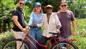 Prefeita Ivanária Sampaio entrega bicicleta nova a idoso