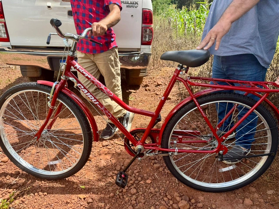 Prefeita Ivanária Sampaio entrega bicicleta nova a idoso