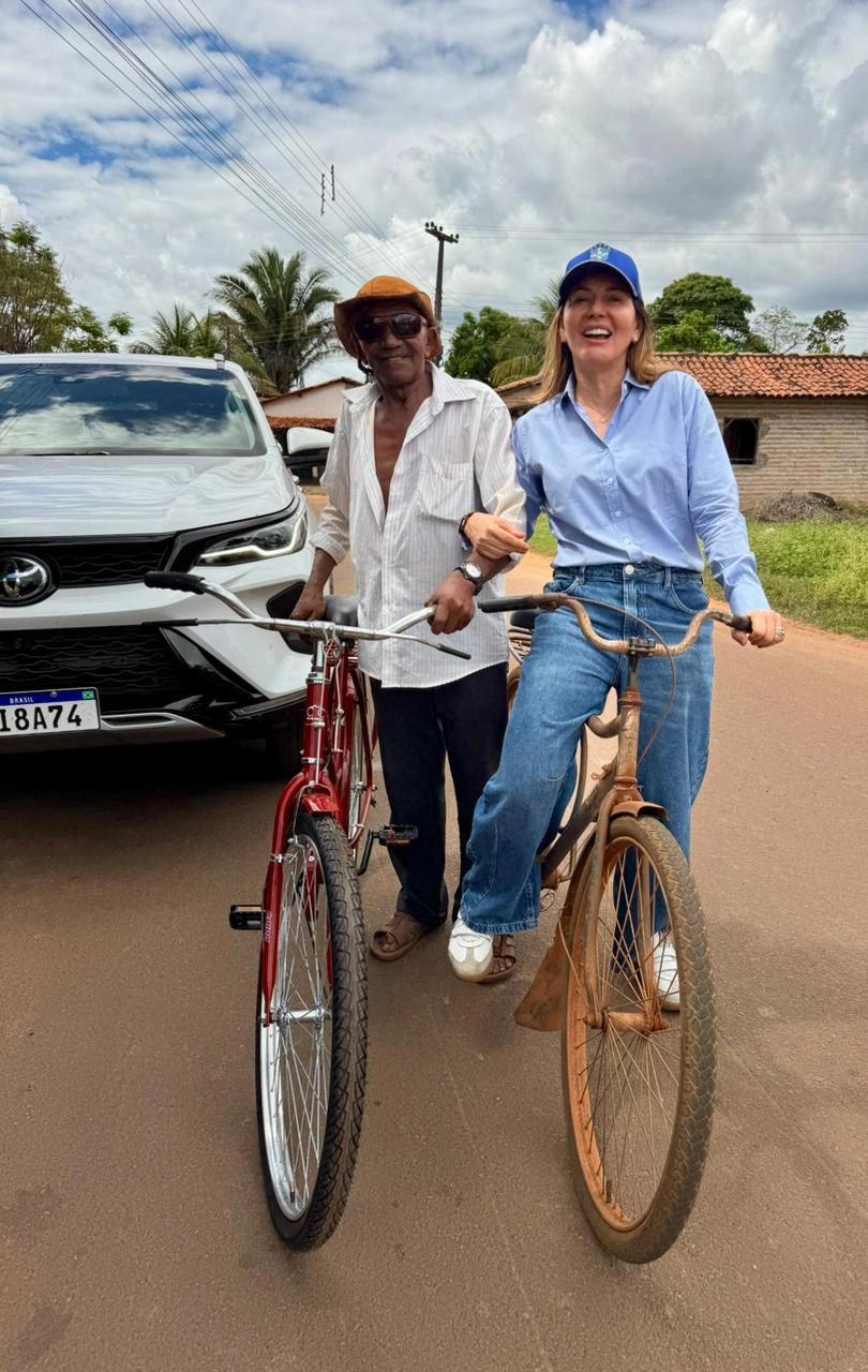 Prefeita Ivanária Sampaio entrega bicicleta nova a idoso
