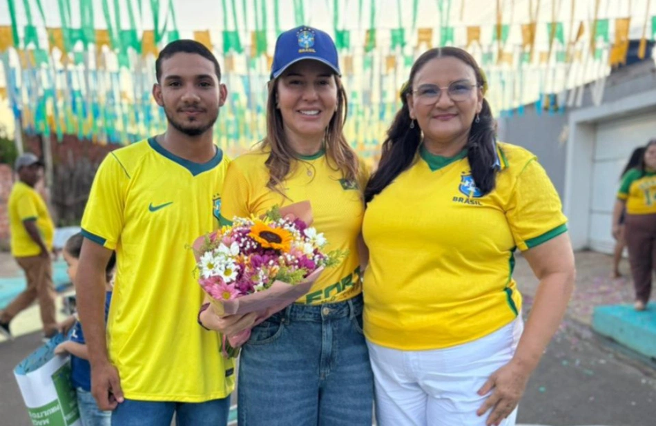Prefeita Ivanária Sampaio entrega premiação do concurso  Minha Rua na Copa 