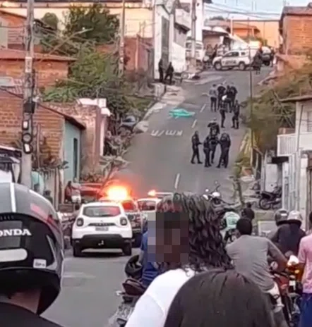 Criminoso morre após ser baleado durante tentativa de assalto na capital