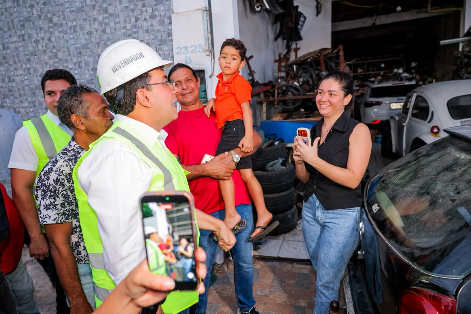 Rafael Fonteles visita obras de investimento em novo asfalto nas ruas do bairro Vermelha em Teresina