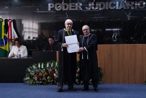 Desembargador Joaquim Santana recebe medalha em solenidade