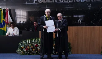 Desembargador Joaquim Santana recebe medalha em solenidade de despedida no Piauí