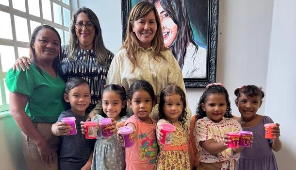 Prefeita de Esperantina cumpre promessa feita durante arraiá e entrega slime para crianças
