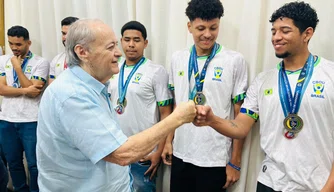 Silvio Mendes recebe equipe vencedora de handebol teresinense