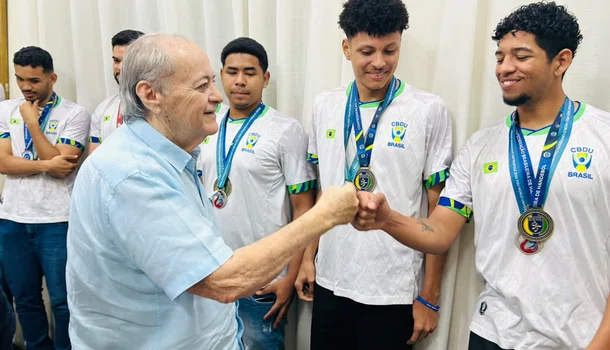 Silvio Mendes recebe equipe vencedora de handebol teresinense