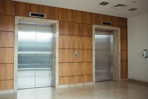 Silvio sanciona lei que proíbe discriminação no uso de elevadores