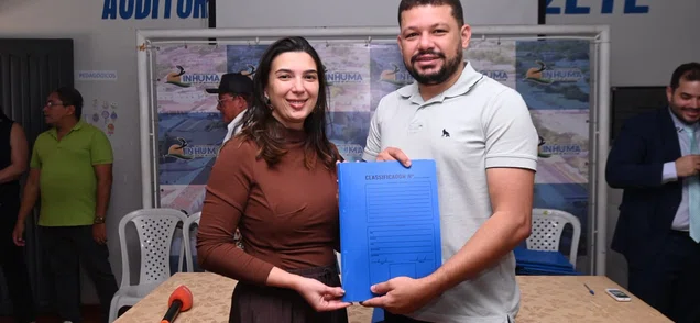 Prefeitura de Inhuma entrega 25 títulos de regularização fundiária para famílias