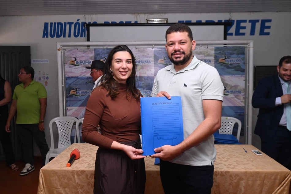 Prefeitura de Inhuma entrega 25 títulos de regularização fundiária e garante mais segurança às famílias