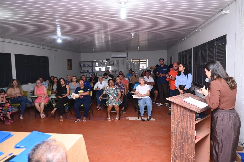 Prefeitura de Inhuma entrega 25 títulos de regularização fundiária para famílias