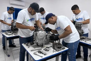 Alunos realizam aulas práticas de mecânica de motos em Teresina