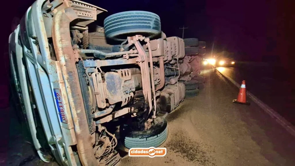 Carreta com carga tomba após motorista perder controle na PI-247 em Uruçuí